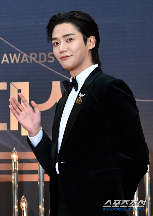 [공식] 로운, 악플러에 강경 대응 예고 "묵과할 수 없는 수준..선처 …