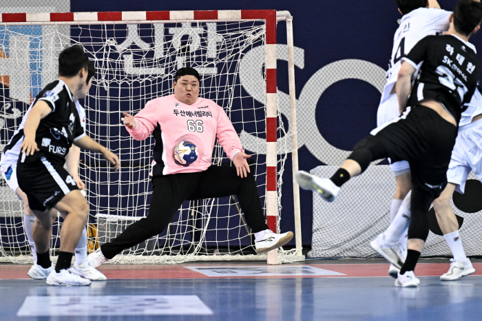 'GK 김동욱 선방쇼' 최강 두산은 강했다, SK 잡고 챔프 1차전 '기…