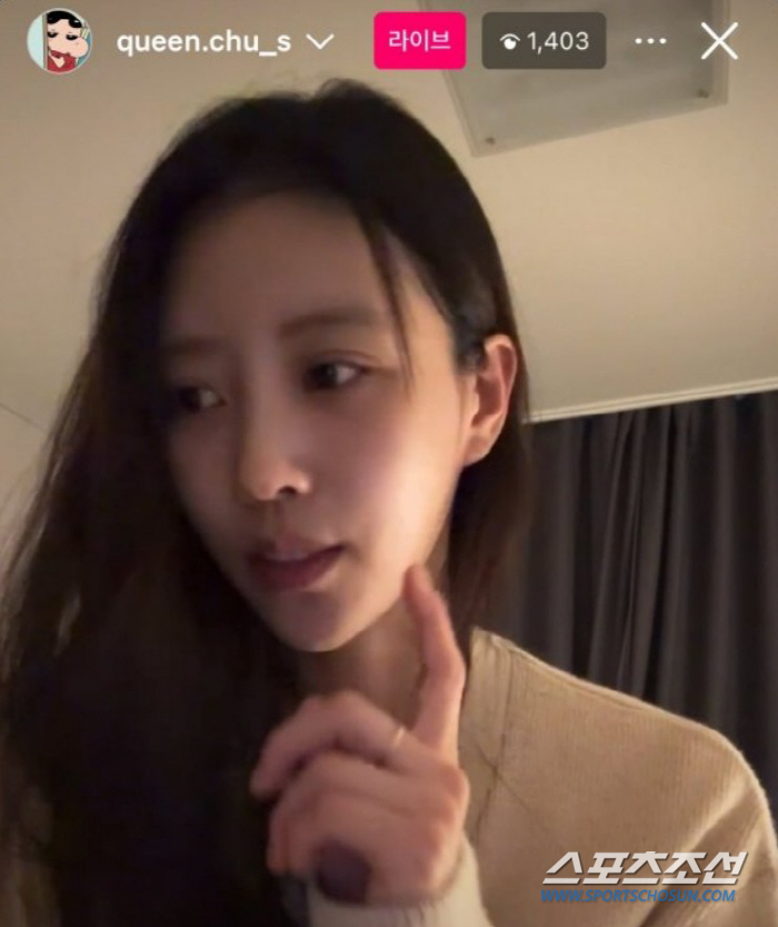 '송범근♥'이미주, 라방 시작부터 '열애 사과'…팬들, "나이 있는데 뭘 죄송해하냐" 응원