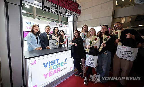 (영종도=연합뉴스) 김인철 기자 = 26일 인천국제공항 제1여객터미널에서 열린 한국방문의해 환영주간 개막행사에서 장미란 문화체육관광부 제2차관(왼쪽부터), 이학재 인천국제공항공사 사장, 이부진 한국방문의해위원회 위원장이 외국인 관광객들에게 웰컴키트 전달 후 기념촬영을 하고 있다. 2024.4.26 yatoya@yna.co.kr