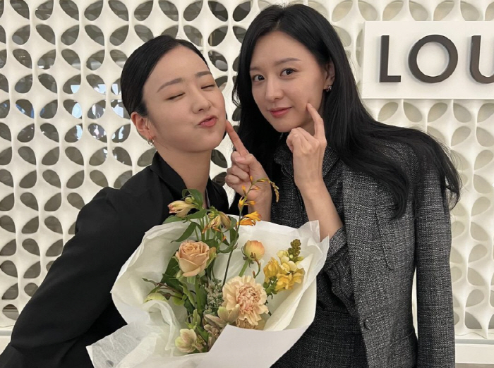 "나비서 안녕" 윤보미, 김지원과 다정한 투샷…벌써 그리운 케미