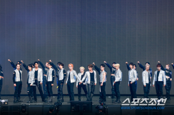 "최고의 모습을 보여드리겠다". '컴백' 세븐틴, 공연서 타이틀곡 'MAESTRO' 등 신곡 무대 선보여 '폭발적 호응'