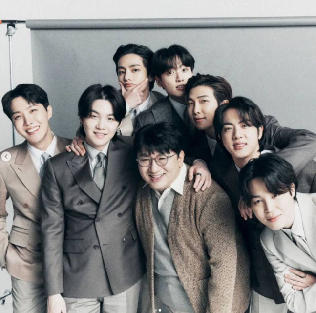 BTS, 하이브vs민희진에 불똥..사재기·사이비 연루설에 "법적대응" […