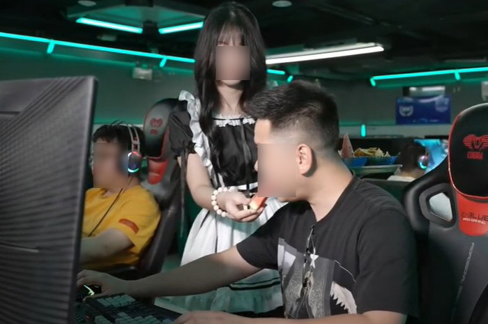 음식 먹여주고 마사지해 주고…中 '메이드 콘셉트' PC방 논란