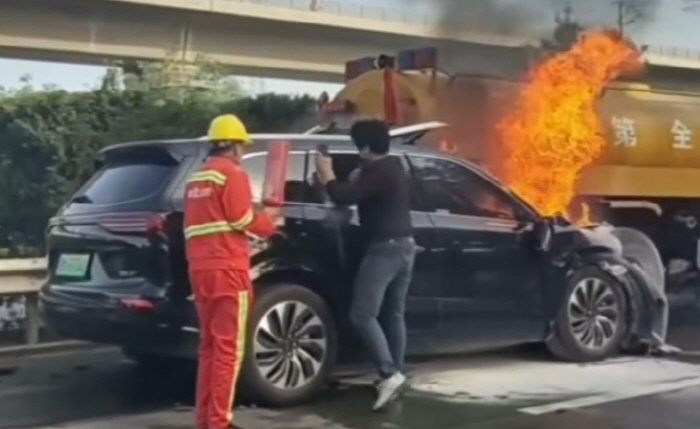 中 전기차 사고 후 화재로 가족 3명 숨져…문 안 열렸나?
