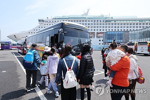 (제주=연합뉴스) 박지호 기자 = 중국 텐진에서 출항해 30일 오전 제주항에 도착한 크루즈 드림(Dream)호(7만7천t급)를 타고 온 중국인 관광객이 제주 시내 관광에 나서고 있다. 2024.4.30 jihopark@yna.co.kr