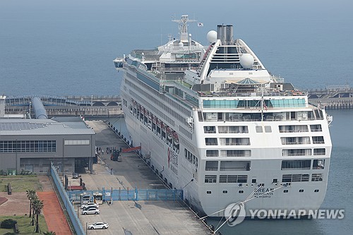 (제주=연합뉴스) 박지호 기자 = 중국 텐진에서 출항해 30일 오전 제주항에 도착한 크루즈 드림(Dream)호(7만7천t급)에서 승객들이 하선하고 있다. 2024.4.30 jihopark@yna.co.kr