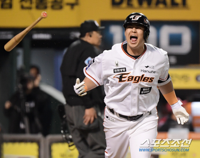 KBO 최고 홈런 타자 앞에서 '新홈런왕'이 해냈다…노시환, 개인 2호 …