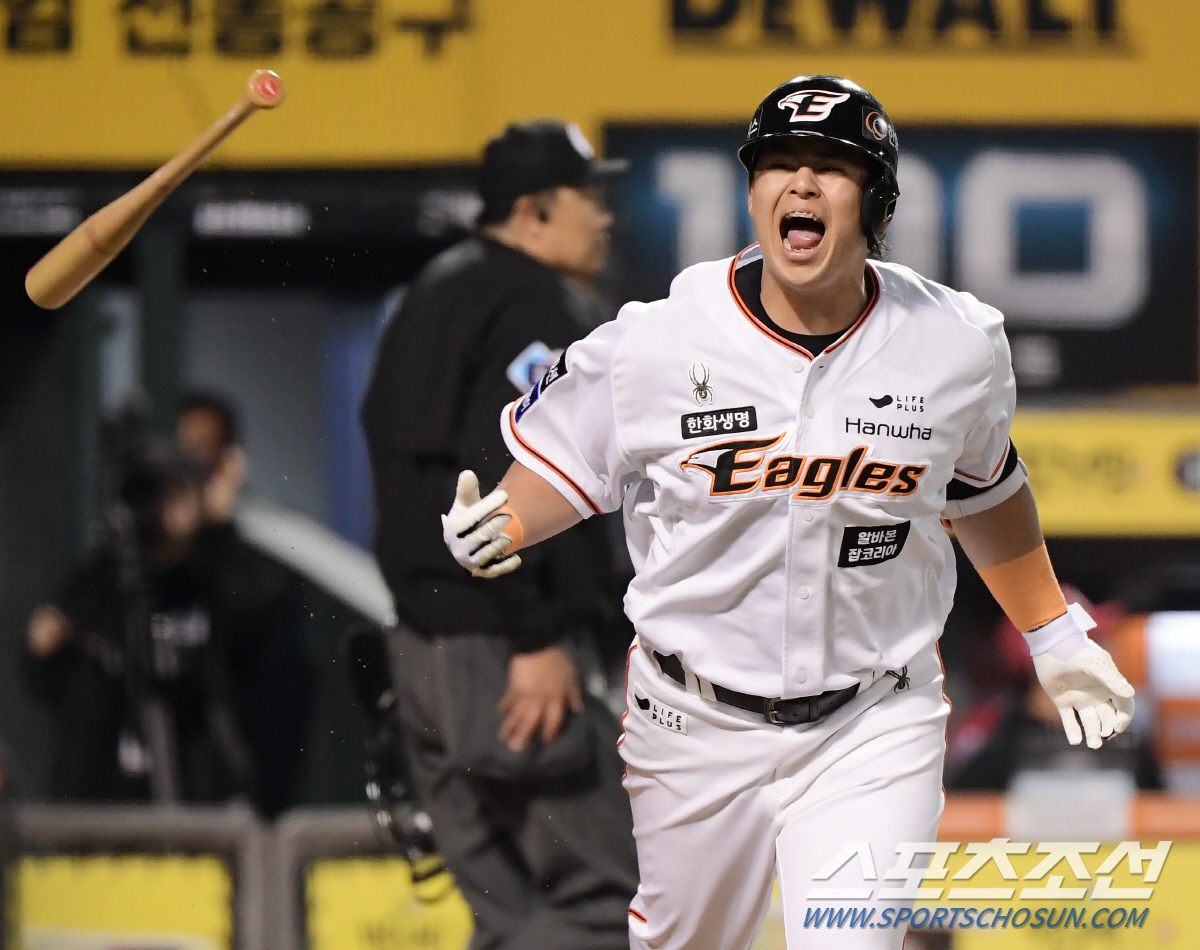 KBO 최고 홈런 타자 앞에서 '新홈런왕'이 해냈다…노시환, 개인 2호 …