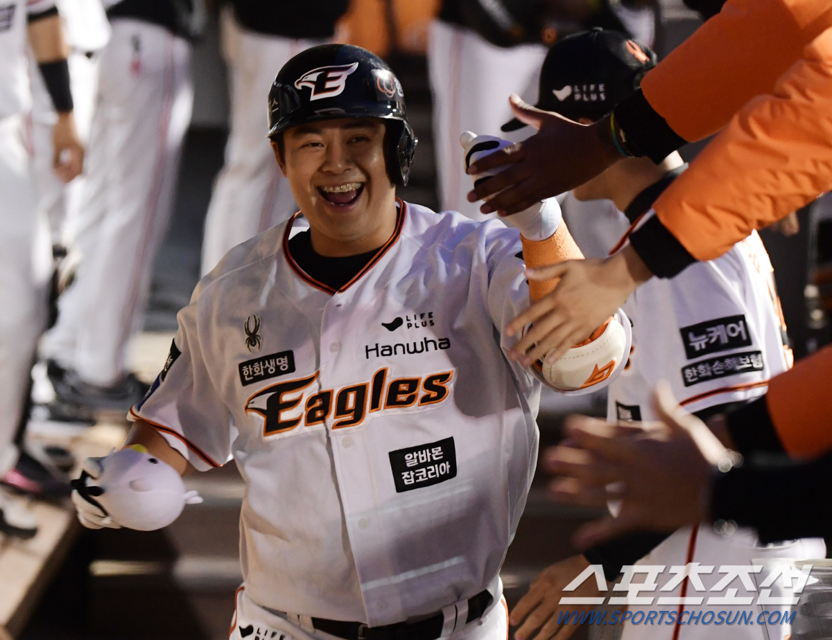 노시환 만루포 땡큐! 류현진, 삼수 끝에 100승 보인다…6이닝 2실점 …