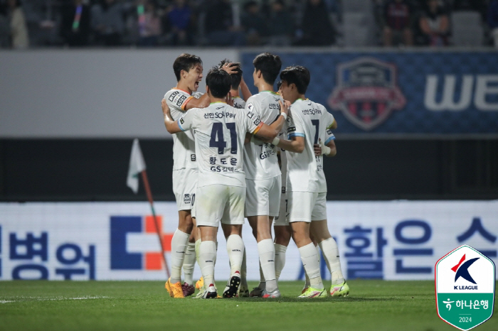 "위기탈출!김신진X기성용 연속골"서울,수원에 2대0승...3연패 끊고 5…