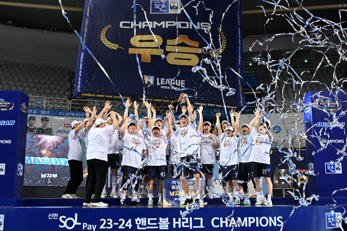이변은 없었다 '어우두' 두산 통합우승…윤경신 감독 "10연패는 해야 하…