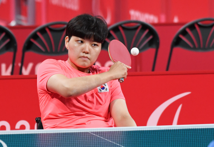 '포커페이스 뒤에 숨긴 열정' 탁구천재 윤지유, 파리패럴림픽 金 정조준→…