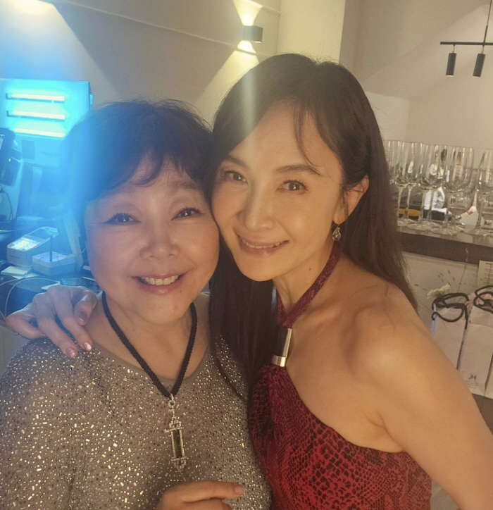 채시라, 56세 맞아? 오프숄더로 뽐낸 직각어깨…아이돌 뺨치는 몸매