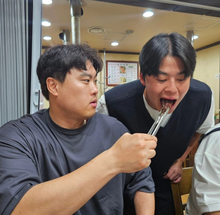 "소고기 한 번 사셔야" "그정도는 해야지"…100승 완성 특급도우미, …