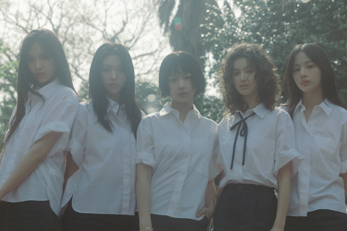 뉴진스, '버블검' MV 2천만뷰+日거장 협업…어른들 싸움에도 '이상無'…