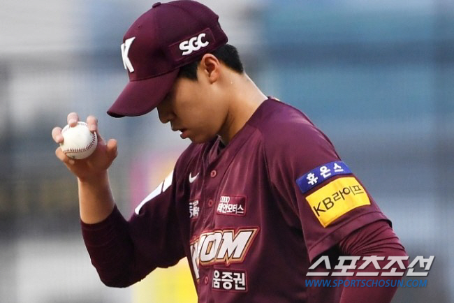'9억팔'에 무슨 일이... 팔꿈치 부상 첫 실전에서 자진강판이라니. 1…