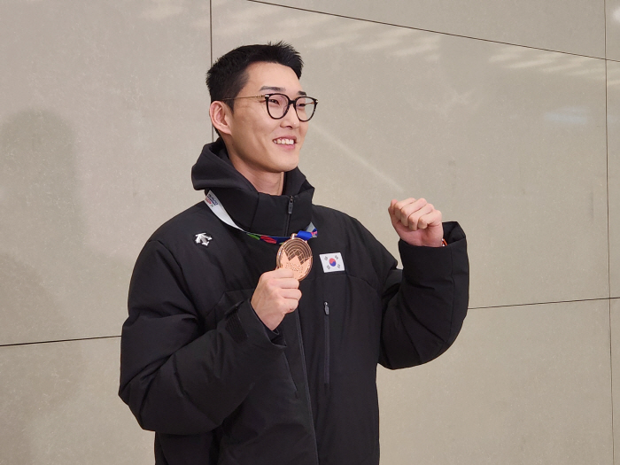 '올림픽 메달 플랜 착착' 우상혁, 홍콩 훈련 마치고 '귀국'...실전 …