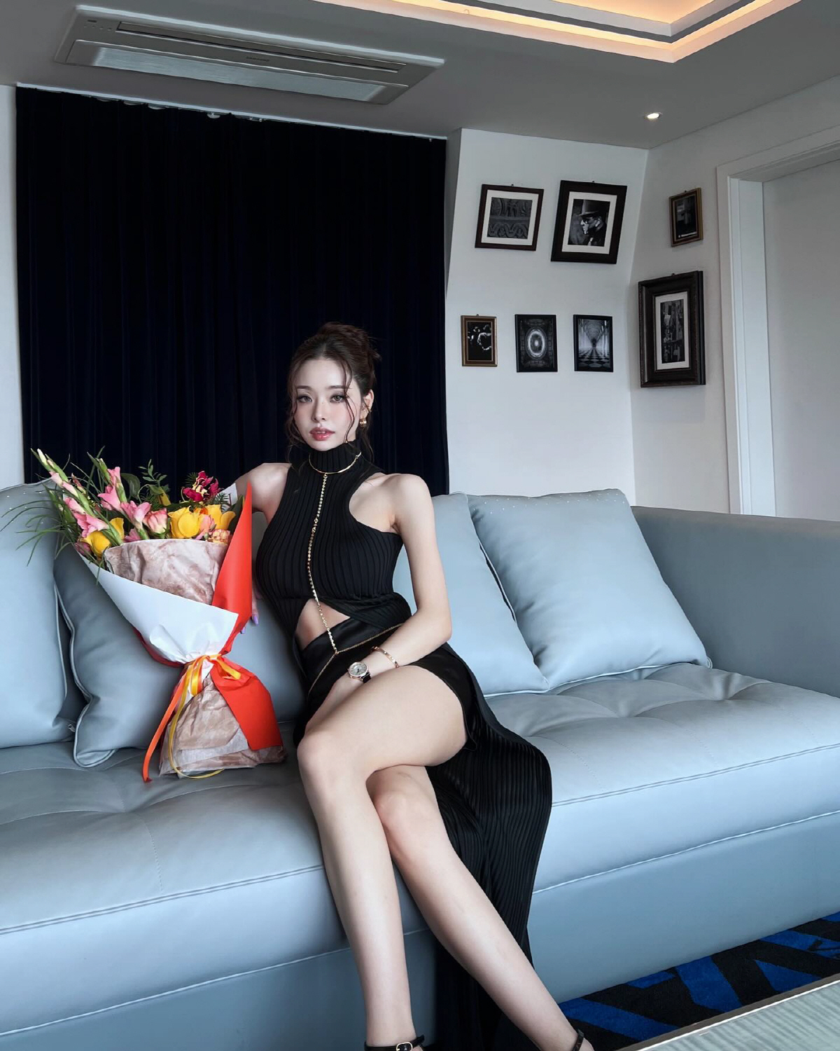 프리지아, 생일에 뽐낸 섹시 각선미..명품 사랑은 여전