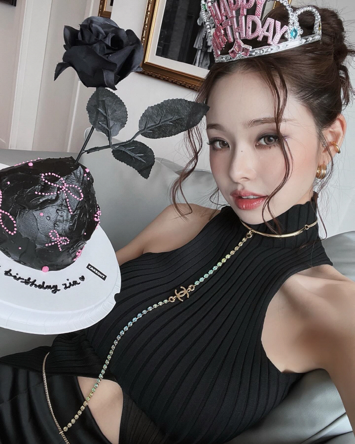 프리지아, 생일에 뽐낸 섹시 각선미..명품 사랑은 여전