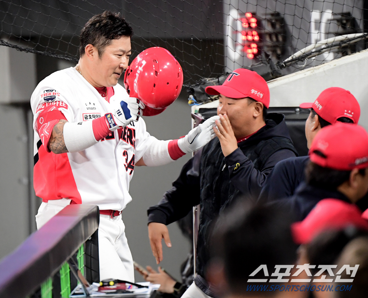 '대투수' 양현종 1694일만에 완투승! KIA, KT 9-1 완파 '선…