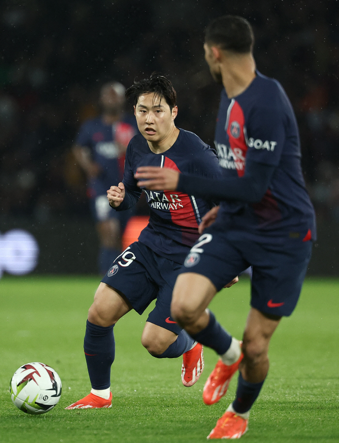 이강인 접근 금지! 'PSG 이적설' 맨유스타, '연상의 특급모델'과 클…