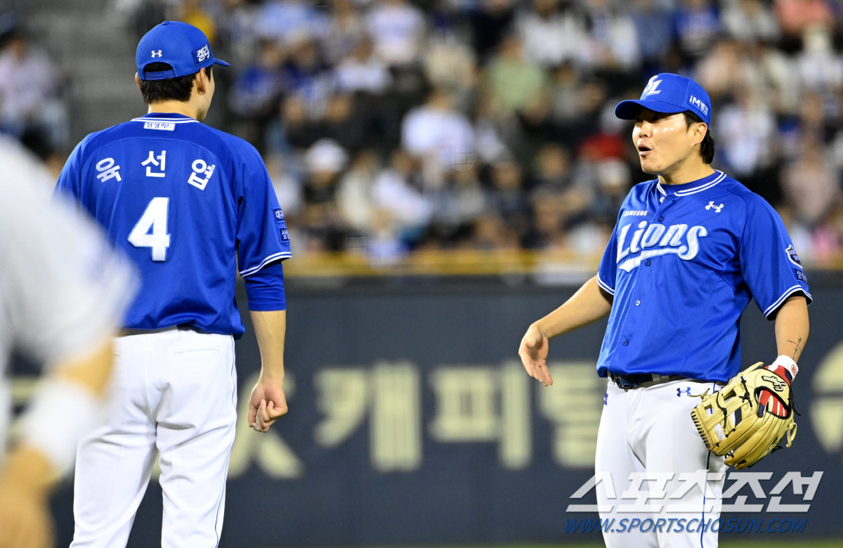 '긴장했어? 어깨 쫙 펴고 던져~' 데뷔 첫 등판이 만원 관중의 잠실, …