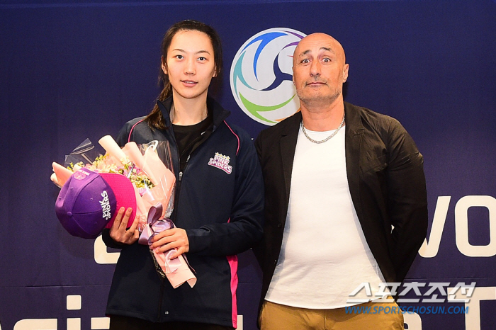 '김연경의 팀이 나를 원하다니...' 제니 좋아하는 김연경의 새 짝꿍. …