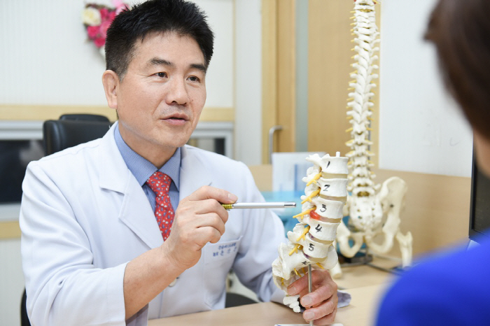 2040 남성 노리는 '강직성척추염'은 어떤 질환?