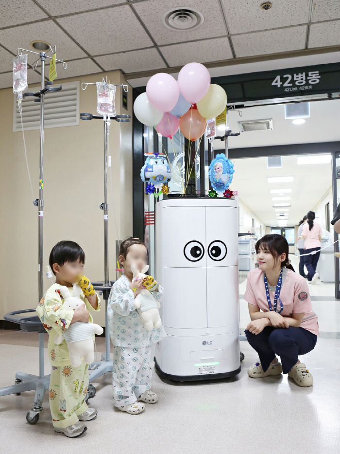 "로봇이 선물 줬어요"…한림대학성심병원, 소아 환우에 어린이날 추억 선사