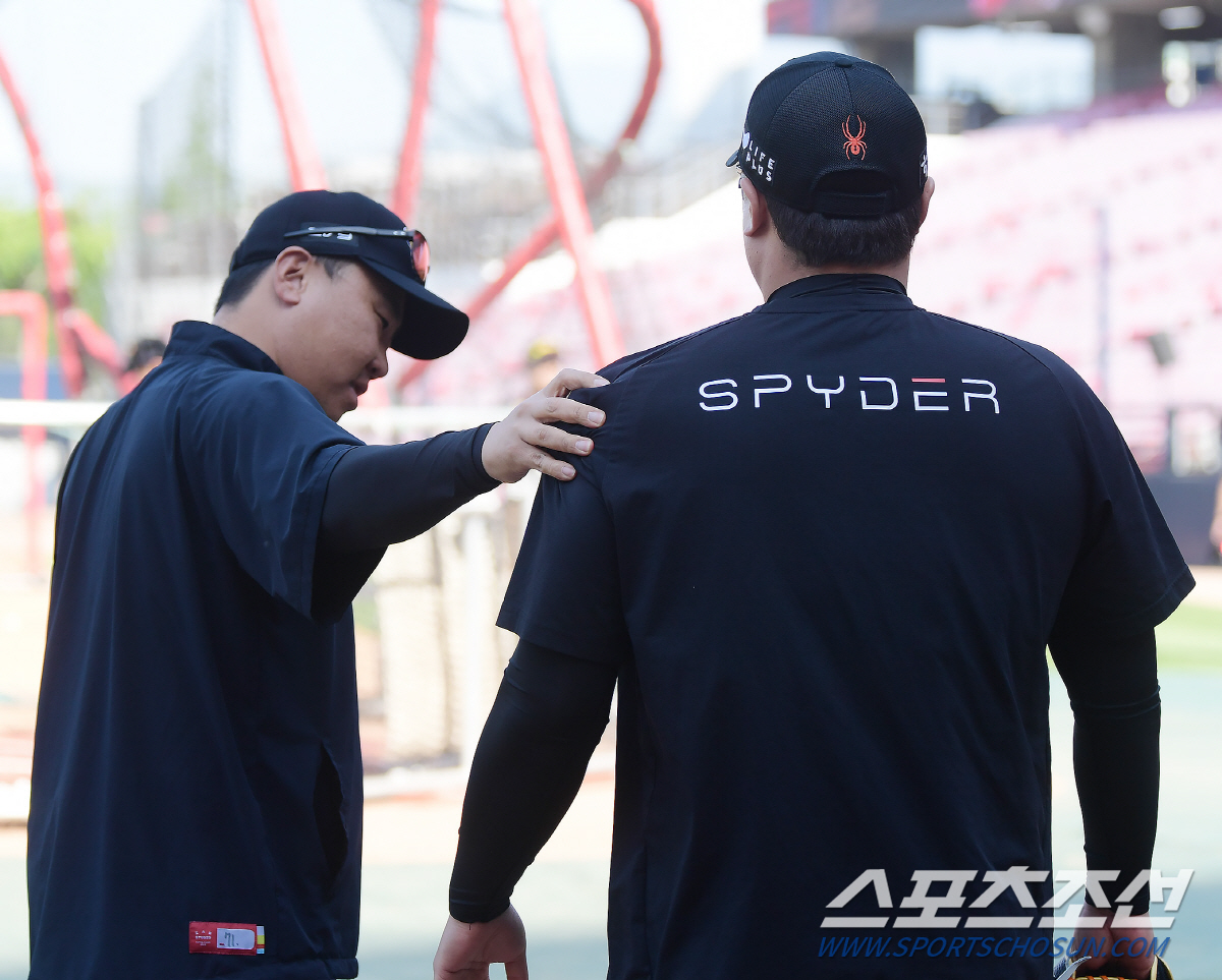 류현진 만난 꽃 감독의 걱정 "낼모레 비 온다는데 어떡하냐?" [광주 스…