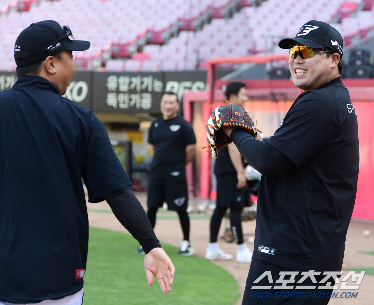류현진 만난 꽃 감독의 걱정 "낼모레 비 온다는데 어떡하냐?" [광주 스…