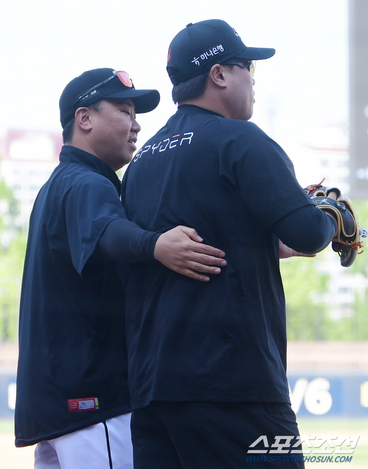 류현진 만난 꽃 감독의 걱정 "낼모레 비 온다는데 어떡하냐?" [광주 스…