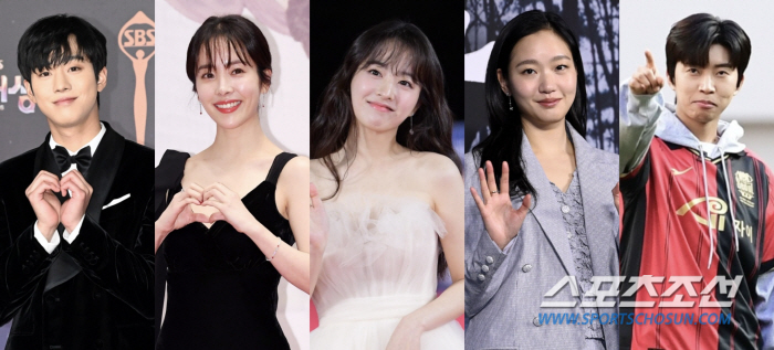 [SC이슈] "비바람도 이겨내길" 안효섭·한지민·박보영, 어린이날 '우산…