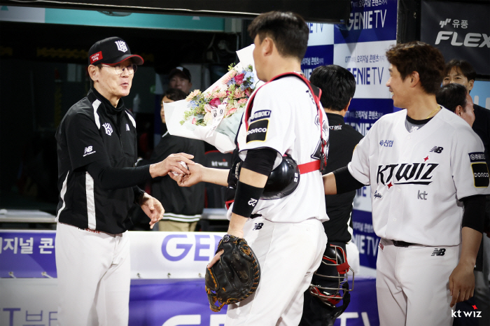 KBO 16번째 '400승 감독' 이강철 "믿어주신 구단주님, 사장님 감…
