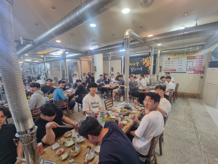 107억 원클럽맨 에이스의 간절한 의지, 40명 위해 소고기 한턱 냈다!…