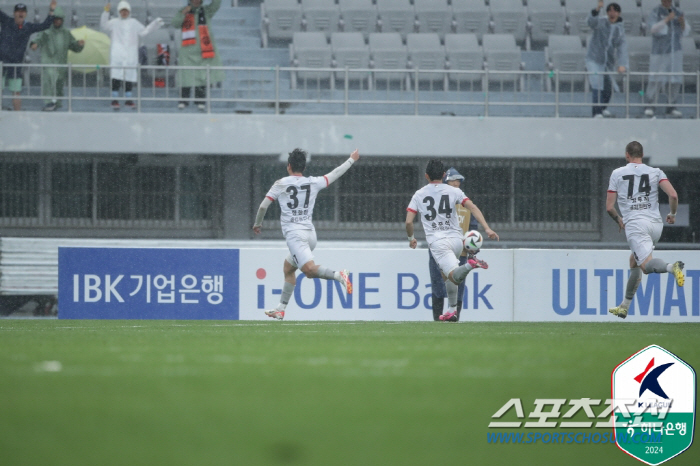 '오렌지빛 4위 반란'강원 윤정환 감독"모두가 우릴 강등팀이라고 하지만.…