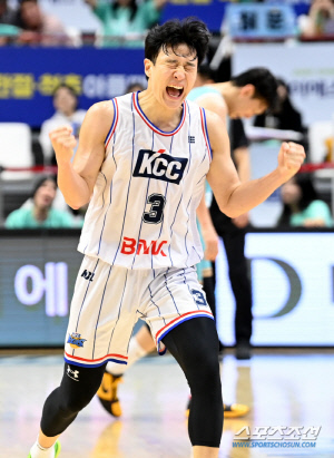 '역사적 챔피언 탄생' KCC, 5위팀 최초 정상 등극…KT와 5차전 88-70 완파, 4승1패로 마감
