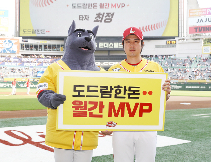 '3홀드 12K' 핵심불펜&'7홈런' 홈런왕, 화려한 한 달 인정받았다……