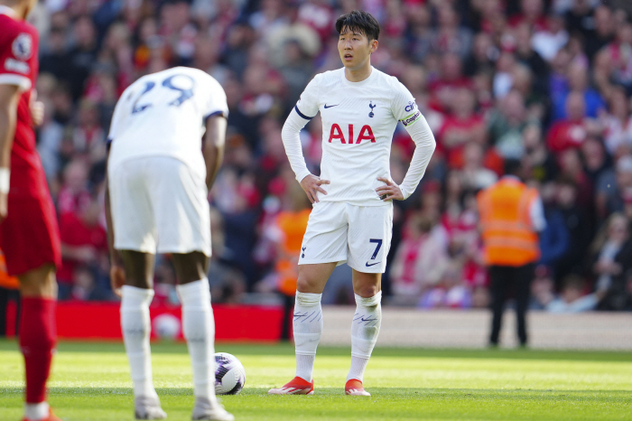 'EPL 통산 300경기+120골+리버풀전 5경기 연속골' 대기록에도 웃…