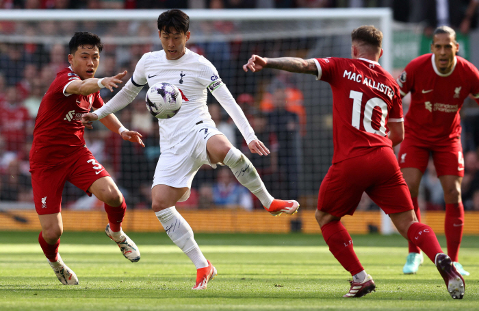 'EPL 통산 300경기+120골+리버풀전 5경기 연속골' 대기록에도 웃…