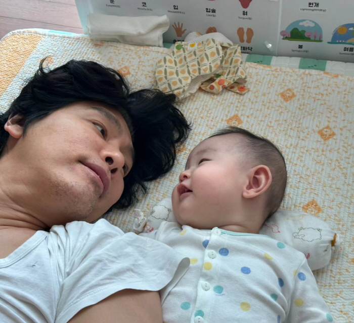 '54세 아빠' 최성국, 생후 200일된 똑 닮은 子 자랑 "뒤집기 잘합…