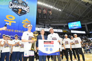 '챔피언 숨은 비결 여기 있었네' KCC 축승식 뒷이야기...'전창진 사단'의 아름다운 '네탓'공방
