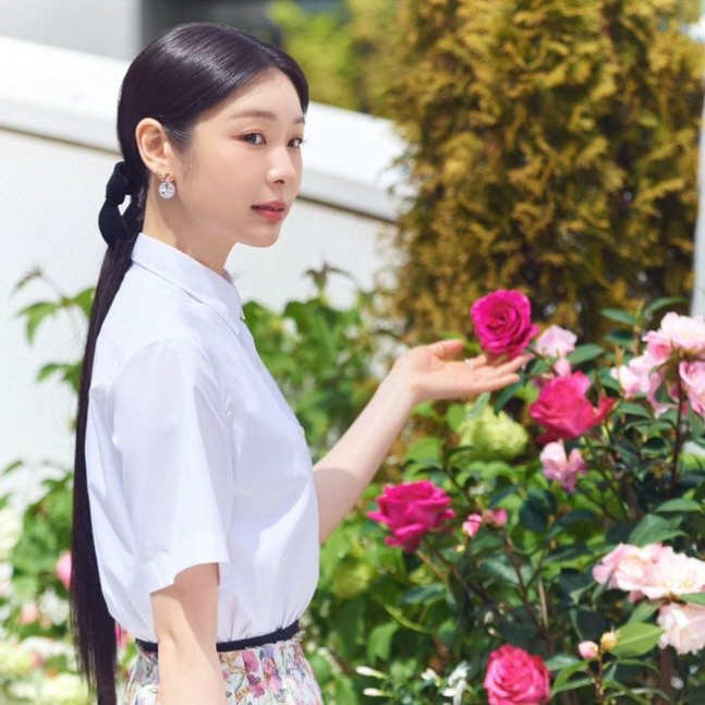 '피켜퀸'은 달라! 김연아, 화사한 플라워 패턴 스커트로 봄 느낌 '물씬…