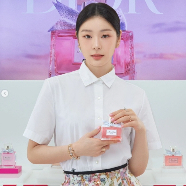 '피켜퀸'은 달라! 김연아, 화사한 플라워 패턴 스커트로 봄 느낌 '물씬…