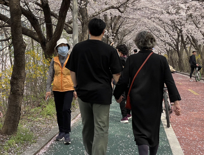 '여기저기 쑤시는' 부모님 허리·무릎 건강 체크법
