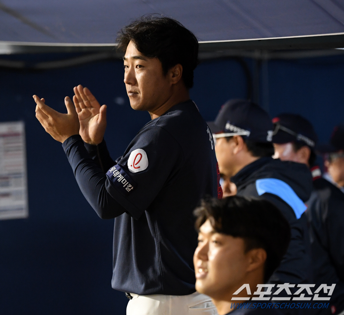 2195일 만의 3루수 출전 투혼→엉덩이 통증, 큰 부상은 피했다…정훈,…