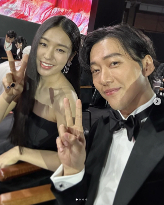 "어깨에 폭~" 이도현♥임지연 '무대 뒤 스킨십'..'백상' ★들 '몰랐…