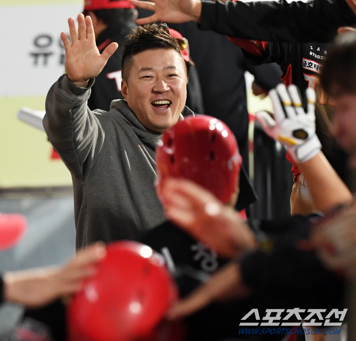 '연장 혈투 끝 승리 이끈 맏형' 대투수 양현종 미소 짓게 만든 최형우의…