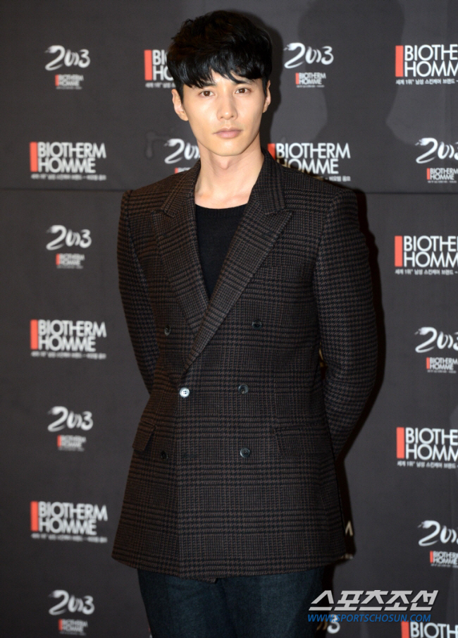 "사인 해드려도 될까요?"…원빈, '인성도 훈훈' 뒤늦게 알려진 미담 […